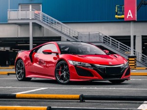 《GT赛车6中的名车风采：讴歌NSX——豪华运动轿车的完美诠释》